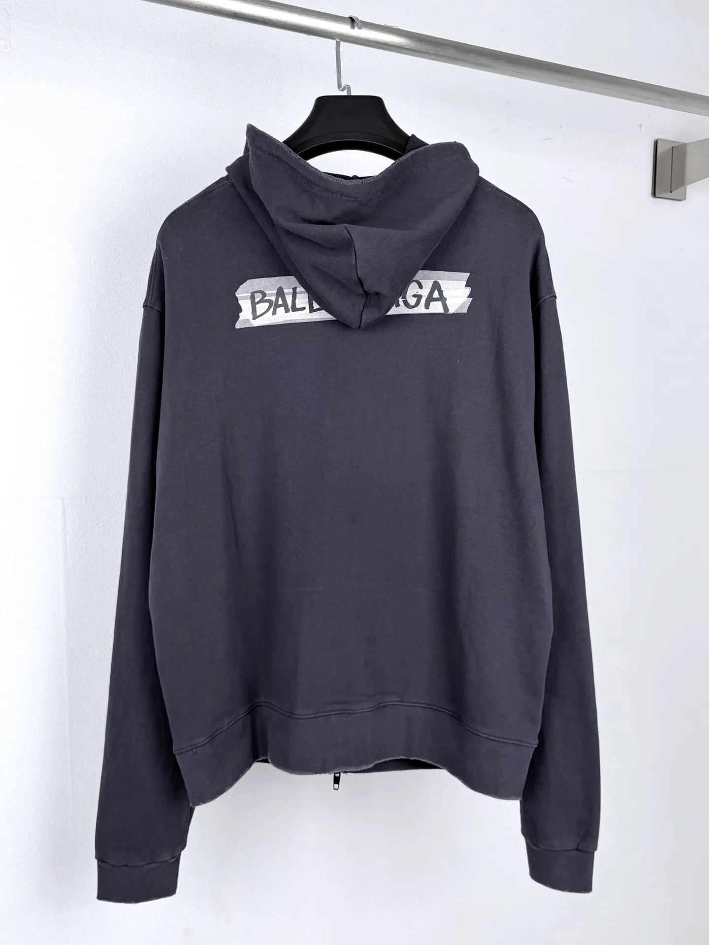 BALENCIAGA Balenciaga 26SS silhouette glue printed terry hooded sweatshirt Authentic Purchased and developed for 11900, 420 grams of faded terry Paris cotton, 200 grams of 40-count combed cotton double yarn plain weave, 350 grams of 1*1 matching stretcher rib, ready-made garments fried, washed and frayed, glue printing, customized 1:1 zipper, customized 1:1 hat rope, customized 1:1 eyelets, customized 1:1 trademark, loose version Size: S M L